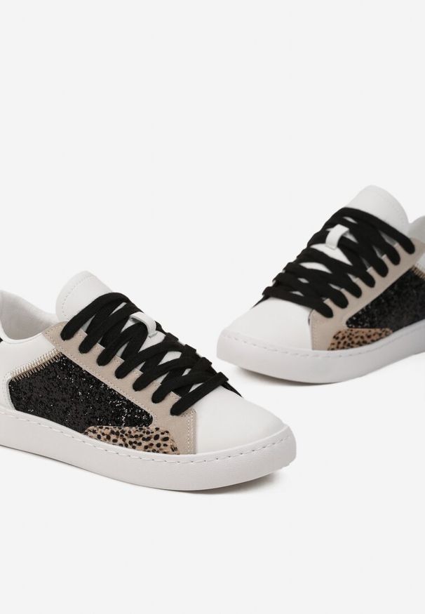 Renee - Biało-Czarne Sneakersy na Płaskiej Podeszwie z Ozdobnymi Wstawkami i Brokatem Jivina. Kolor: biały. Wzór: kolorowy. Obcas: na płaskiej podeszwie