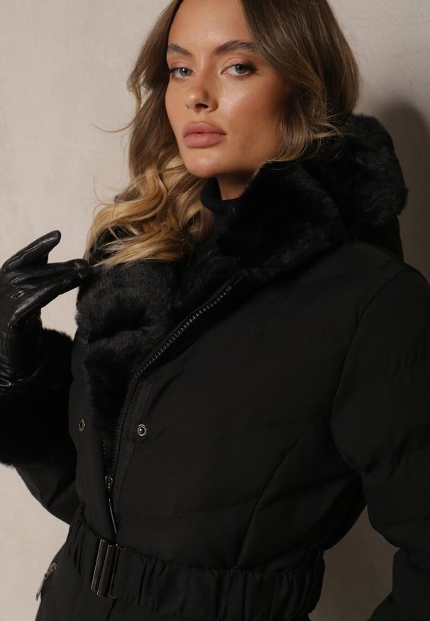 Renee - Czarna Kurtka z Pikowanymi Przeszyciami Mocno Ocieplana z Paskiem i Odpinanym Futerkiem Hedista. Okazja: na co dzień. Kolor: czarny. Materiał: futro. Styl: elegancki, casual
