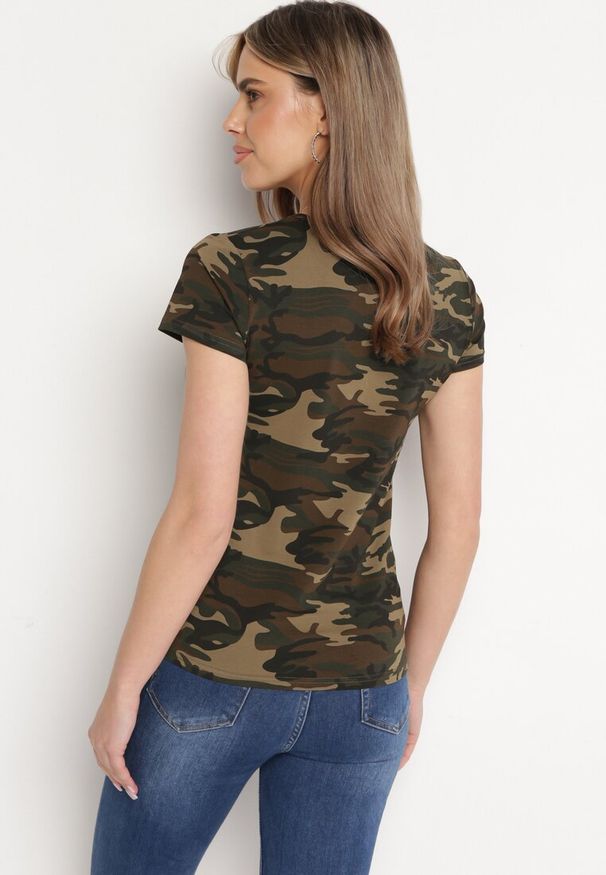 Born2be - Ciemnozielony Bawełniany T-shirt w Moro Navaria. Okazja: na co dzień. Kolor: zielony. Materiał: bawełna. Wzór: moro. Styl: militarny, casual
