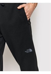 The North Face Spodnie dresowe Nse Light NF0A4T1F Czarny Regular Fit. Kolor: czarny. Materiał: dresówka, bawełna #5