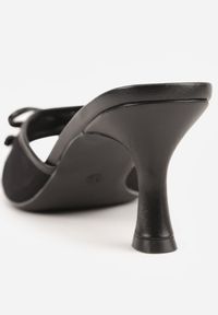 Born2be - Czarne Siateczkowe Klapki na Szpilce Ozdobione Kokardą Vikisae. Okazja: na co dzień. Kolor: czarny. Materiał: jeans. Wzór: aplikacja. Obcas: na szpilce. Styl: casual #3