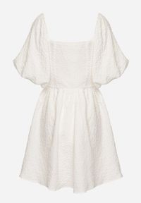 Born2be - Biała Sukienka Rozkloszowana z Bufiastymi Rękawami i Kwadratowym Dekoltem Galzemis. Okazja: na co dzień. Typ kołnierza: dekolt kwadratowy. Kolor: biały. Styl: klasyczny, casual, elegancki #3