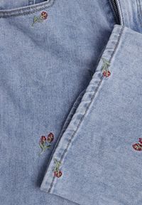 Renee - Niebieskie Szerokie Jeansy z Bawełną High Waist z Haftowanym Wzorem Donlopes. Okazja: na co dzień. Stan: podwyższony. Kolor: niebieski. Wzór: haft. Styl: casual #2