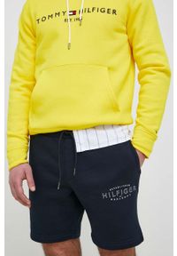 TOMMY HILFIGER - Tommy Hilfiger szorty męskie kolor granatowy. Okazja: na co dzień. Kolor: niebieski. Materiał: bawełna. Wzór: nadruk. Styl: casual
