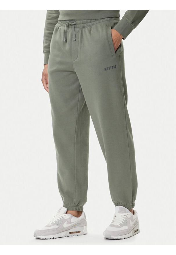 Mustang Spodnie dresowe Logan 1016975 Zielony Regular Fit. Kolor: zielony. Materiał: bawełna