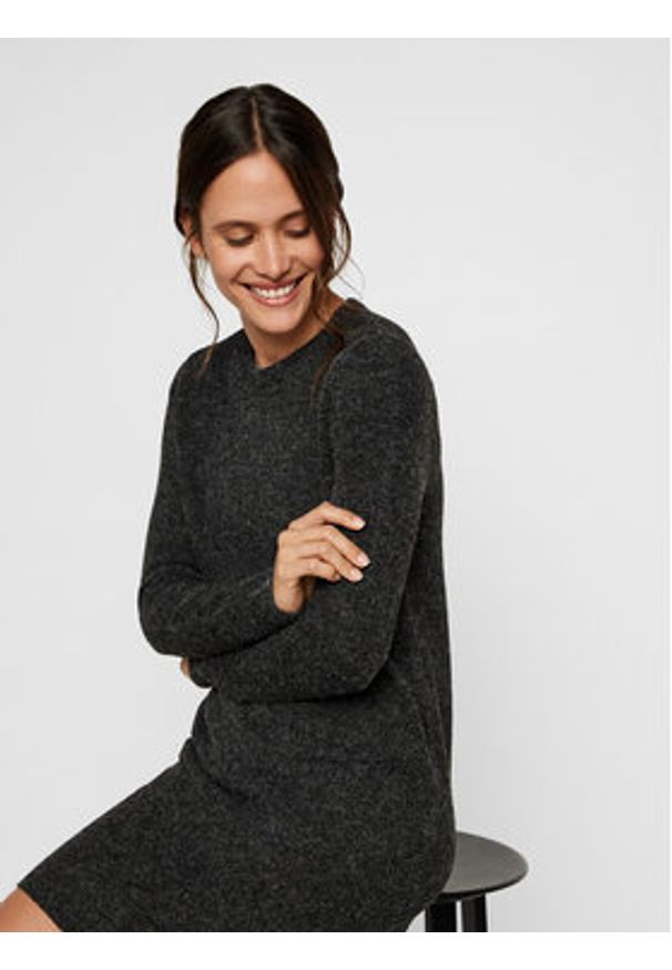 Vero Moda Sukienka dzianinowa 10215523 Czarny Relaxed Fit. Kolor: czarny. Materiał: syntetyk