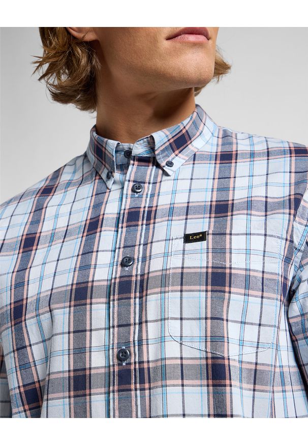Lee - LEE MĘSKA KOSZULA LEE LEE BUTTON DOWN AURORA SEPIA PLAID 112363687. Okazja: na co dzień. Typ kołnierza: button down. Kolor: brązowy. Materiał: bawełna. Długość: długie. Wzór: kratka. Styl: klasyczny, casual