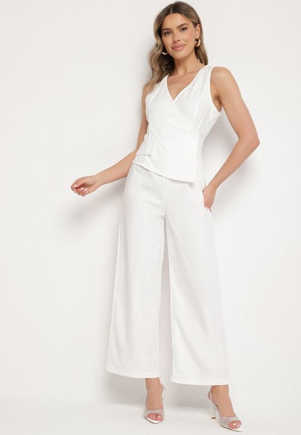 Born2be - Biały Kombinezon Taliowany Elegancki Asymetryczny z Dekoltem V Nevosse. Kolor: biały. Długość: długie. Styl: elegancki