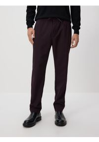 Reserved - Spodnie joggery - mahoniowy. Kolor: brązowy. Materiał: wiskoza, tkanina #1