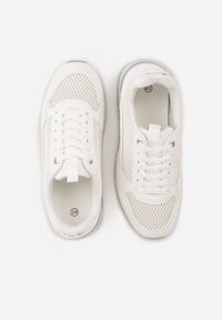 Renee - Białe Sneakersy z Siateczką i Modnymi Wstawkami Corona. Okazja: na co dzień. Kolor: biały. Materiał: jeans #5