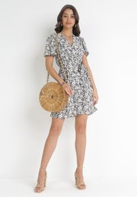 Born2be - Czarno-Biała Sukienka Mini z Kopertowym Dekoltem i Wiązanym Paskiem Airin. Kolor: czarny. Materiał: materiał. Sezon: lato. Typ sukienki: kopertowe. Długość: mini #5