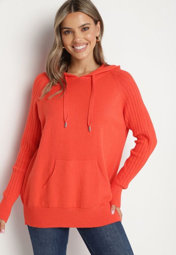 Born2be - Pomarańczowy Sweter z Kapturem i Kieszenią z Domieszką Kaszmiru Neriele. Okazja: na co dzień. Typ kołnierza: kaptur. Kolor: pomarańczowy. Materiał: kaszmir. Wzór: aplikacja. Styl: casual