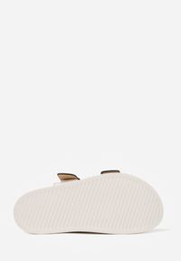 Born2be - Białe Klapki Ozdobione Dwoma Paskami i Klamrami Jilryna. Okazja: na spacer, na co dzień. Kolor: biały. Materiał: jeans. Wzór: aplikacja. Sezon: lato. Styl: casual, klasyczny #2