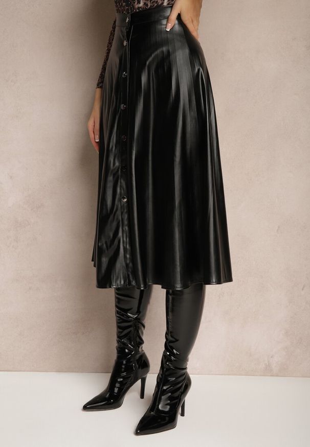 Renee - Czarna Spódnica z Ekoskóry High Waist o Rozkloszowanym Kroju na Napy i Guziki Ilalira. Stan: podwyższony. Kolor: czarny. Wzór: aplikacja. Styl: elegancki