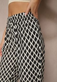 Renee - Czarne Spodnie o Szerokim Kroju High Waist w Romby Sarriza. Okazja: na co dzień. Stan: podwyższony. Kolor: czarny. Wzór: aplikacja. Styl: casual