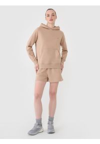 4f - 4F Bluza dresowa nierozpinana z kapturem damska - beżowa XS. Okazja: na co dzień. Typ kołnierza: kaptur. Kolor: beżowy. Materiał: dresówka. Długość rękawa: raglanowy rękaw. Wzór: gładki, ze splotem. Styl: sportowy, casual
