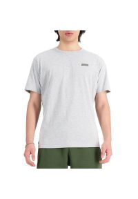 Koszulka New Balance MT33517AG - szara. Kolor: szary. Materiał: bawełna. Długość rękawa: krótki rękaw. Długość: krótkie. Wzór: napisy, nadruk