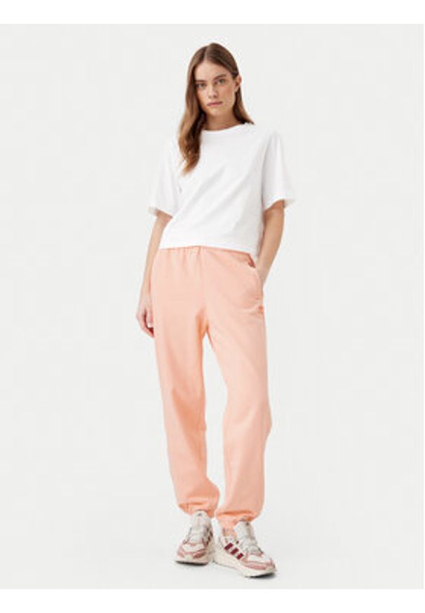 Adidas - adidas Spodnie dresowe Essentials JD1525 Różowy Loose Fit. Kolor: różowy. Materiał: bawełna