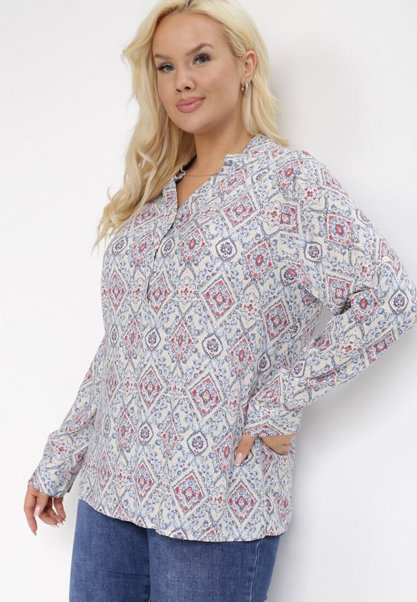 Born2be - Jasnobeżowo-Niebieska Bluzka Actinna. Typ kołnierza: kołnierzyk stójkowy. Kolekcja: plus size. Kolor: beżowy. Materiał: tkanina. Długość rękawa: długi rękaw. Długość: długie. Wzór: aplikacja, gładki