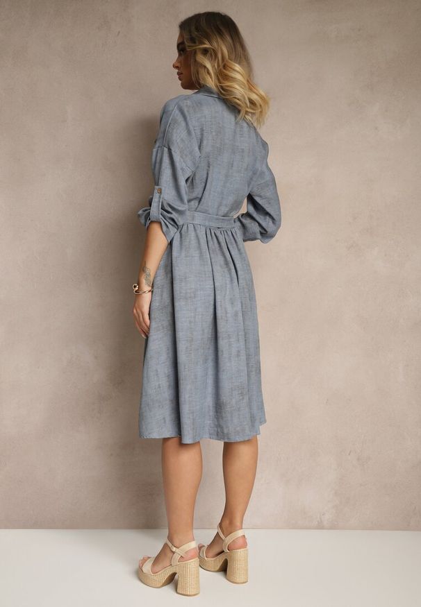 Renee - Niebieska Sukienka Koszulowa z Paskiem z Klamrą i Kieszonką Parmio. Okazja: do pracy, na co dzień, na spotkanie biznesowe. Kolor: niebieski. Długość rękawa: długi rękaw. Typ sukienki: koszulowe. Styl: elegancki, biznesowy, klasyczny, casual