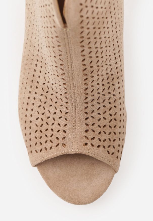 Born2be - Beżowe Ażurowe Sandały Vices na Słupku z Otwartym Noskiem Oliri. Okazja: na co dzień. Nosek buta: otwarty. Zapięcie: zamek. Kolor: beżowy. Wzór: ażurowy. Materiał: zamsz. Obcas: na słupku. Styl: boho, casual, klasyczny, elegancki. Wysokość obcasa: średni