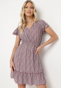 Born2be - Bordowa Bawełniana Rozkloszowana Sukienka w Kwiaty z Falbanami i Gumką w Talii Nelyse. Okazja: na co dzień. Kolor: czerwony. Materiał: bawełna. Długość rękawa: krótki rękaw. Wzór: kwiaty. Typ sukienki: rozkloszowane. Styl: casual #1