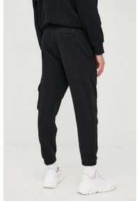 Calvin Klein Jeans spodnie dresowe bawełniane J30J320588.PPYY męskie kolor czarny z aplikacją. Kolor: czarny. Materiał: bawełna, dresówka. Wzór: aplikacja #2