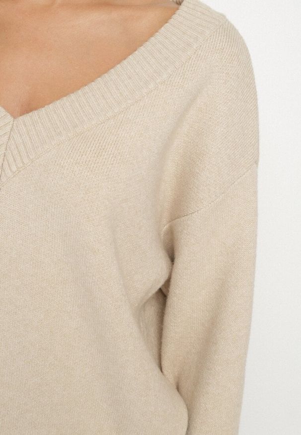 Born2be - Beżowy Sweter z Kaszmirem z Dekoltem w Serek Plenae. Okazja: na co dzień. Typ kołnierza: dekolt w serek. Kolor: beżowy. Materiał: kaszmir. Styl: klasyczny, casual, elegancki