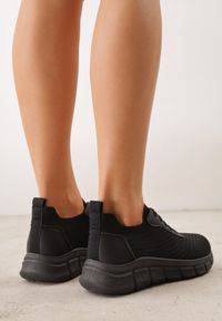 Born2be - Czarne Minimalistyczne Buty Sportowe z Siateczki na Tłoczonej Podeszwie Zanera. Okazja: na co dzień, na spacer. Kolor: czarny. Materiał: jeans. Szerokość cholewki: normalna. Sport: turystyka piesza, fitness, joga i pilates #4