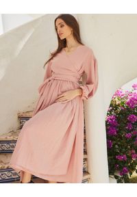BY CABO - Różowa sukienka z paskiem NAMIBE. Kolor: różowy, wielokolorowy, fioletowy. Typ sukienki: kopertowe #3
