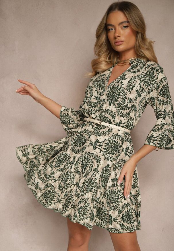Renee - Ciemnozielona Bawełniana Sukienka o Rozkloszowanym Kroju w Ornamentalny Print Laniwea. Okazja: na co dzień. Kolor: zielony. Materiał: bawełna. Wzór: nadruk. Styl: casual