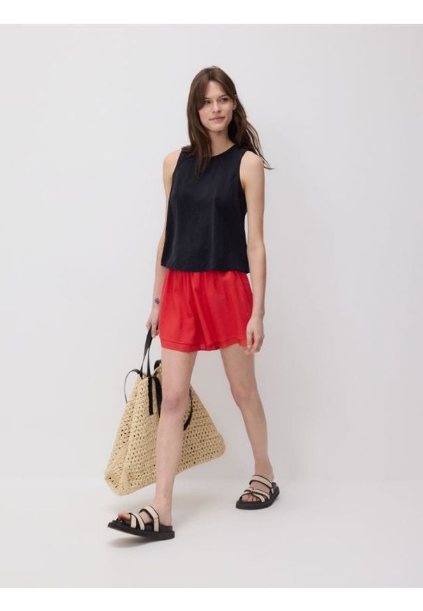 Reserved - Szorty z lnem i wiskozą - czerwony. Kolor: czerwony. Materiał: len, wiskoza