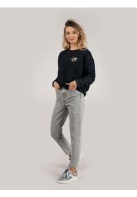 Calvin Klein Jeansy "Mom Jean". Stan: podwyższony. Materiał: jeans. Wzór: aplikacja