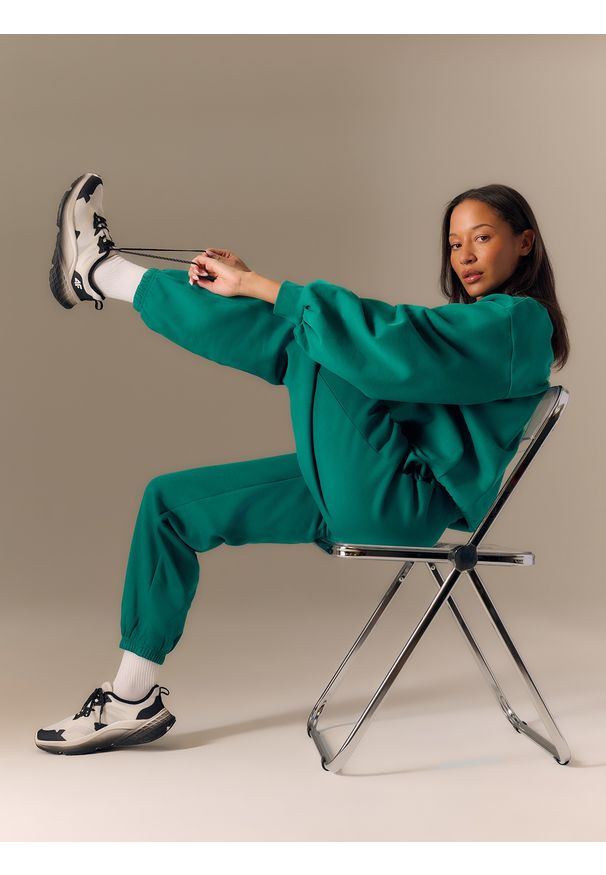 4f - 4F Spodnie dresowe joggery damskie - zielone XS. Stan: podwyższony. Kolor: zielony. Materiał: dresówka