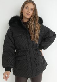 Born2be - Czarna Kurtka z Futrzanym Kapturem i Drobnym Pikowaniem Esdrage. Kolor: czarny. Materiał: futro. Wzór: jednolity. Sezon: wiosna, jesień #5