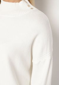 Born2be - Biały Golf z Metalicznymi Guzikami Aderlia. Okazja: do pracy, na co dzień, na spotkanie biznesowe. Typ kołnierza: golf. Kolor: biały. Materiał: jeans. Styl: klasyczny, casual, elegancki, biznesowy #7