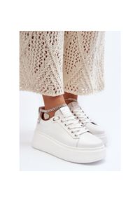 Skórzane Damskie Sneakersy Z Bransoletą CheBello 4406 Białe. Kolor: biały. Materiał: skóra. Obcas: na platformie #3