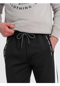 Ombre Clothing - Dresowe męskie spodnie joggery z kontrastowymi lampasami – czarne V1 - Rozmiar: XL. Kolor: czarny. Materiał: dresówka. Wzór: aplikacja. Styl: retro, sportowy