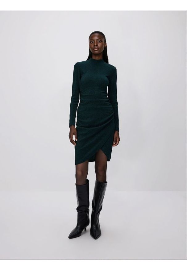 Reserved - Błyszcząca sukienka z drapowaniem - morski. Kolor: morski. Materiał: dzianina