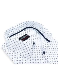 Modini - Biała koszula z krótkim rękawkiem, w granatowo-czerwony wzorek YK13. Kolor: biały, wielokolorowy, czerwony, niebieski. Materiał: bawełna, poliester, tkanina. Długość rękawa: krótki rękaw. Długość: krótkie. Styl: klasyczny #1