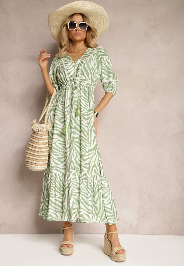 Renee - Jasnozielona Sukienka z Wiskozy i Bawełny Ozdobiona Falbaną i Sznurkiem w Pasie Vantia. Okazja: na co dzień. Kolor: zielony. Materiał: bawełna, wiskoza. Wzór: aplikacja. Sezon: lato. Typ sukienki: proste. Styl: casual, elegancki