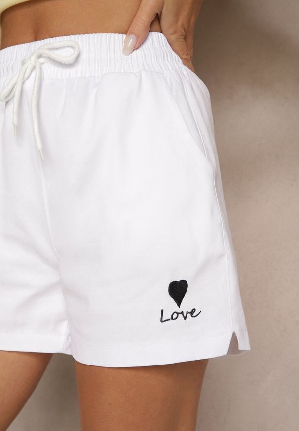 Renee - Białe Klasyczne Szorty Dresowe z Kieszeniami Wiązane w Pasie Folenelle. Okazja: na imprezę, na co dzień. Kolor: biały. Materiał: dresówka. Sezon: lato. Styl: klasyczny