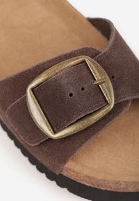 Born2be - Ciemnobrązowe Zamszowe Klapki na Grubej Korkowej Podeszwie Ozdobione Klamrą Kylvielle. Okazja: na co dzień. Kolor: brązowy. Materiał: zamsz. Wzór: aplikacja. Styl: elegancki, klasyczny, casual #4