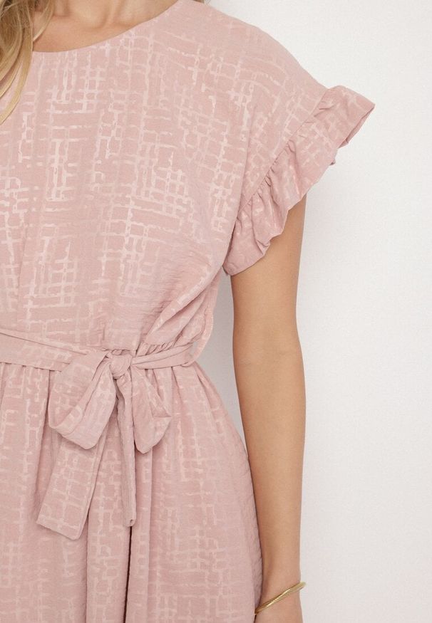 Born2be - Ciemnoróżowa Sukienka Ozdobiona Falbankami i Paskiem Izulira. Typ kołnierza: kołnierz z falbankami. Kolor: różowy. Wzór: aplikacja. Styl: elegancki