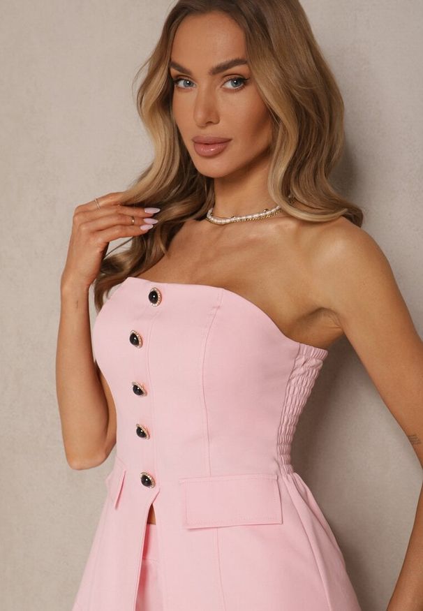 Renee - Różowy Komplet Top Bandeau Zdobiony Guzikami i Spodnie o Szerokim Kroju Palarienna. Kolor: różowy. Wzór: aplikacja