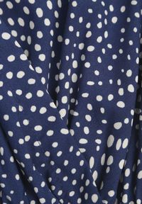 Born2be - Granatowa Sukienka Kepherine. Kolor: niebieski. Materiał: materiał, tkanina. Wzór: kropki. Typ sukienki: kopertowe. Długość: mini #8