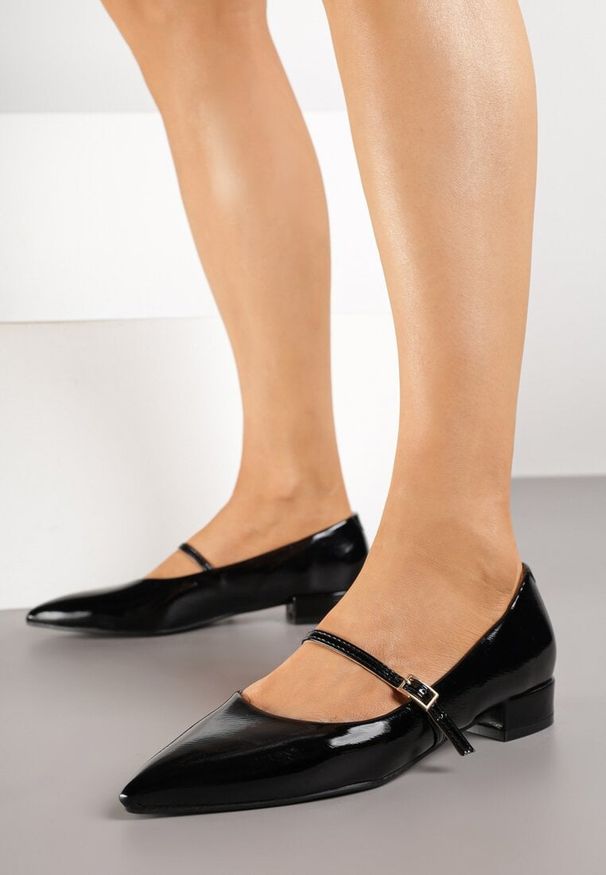 Born2be - Czarne Lakierowane Balerinki Vices ze Skórzaną Wkładką i Paskiem Timaelle. Okazja: na co dzień. Zapięcie: pasek. Kolor: czarny. Materiał: skóra, lakier. Styl: casual, elegancki