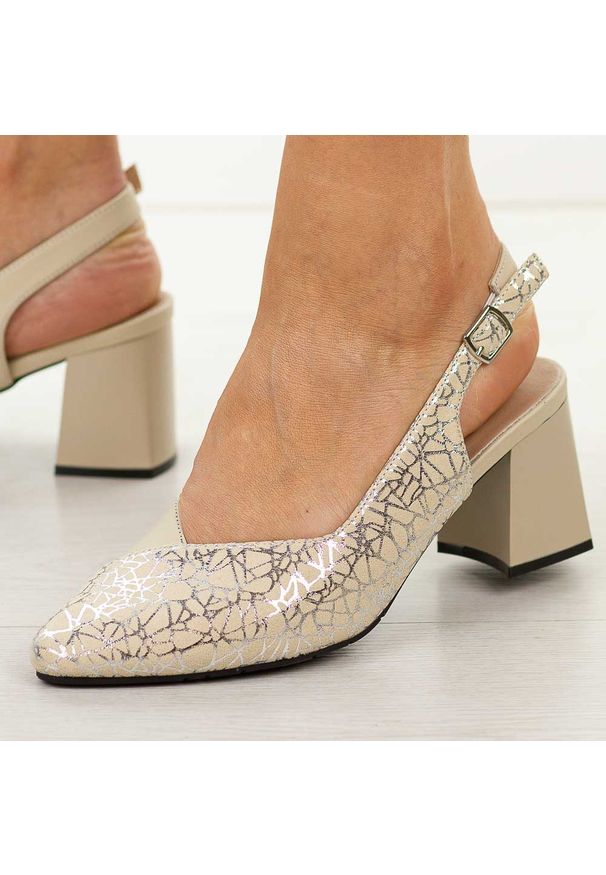 Beżowe skórzane czółenka damskie Cambell 35306. Okazja: na spotkanie biznesowe. Kolor: beżowy. Materiał: skóra. Szerokość cholewki: normalna. Sezon: wiosna, lato. Obcas: na słupku. Styl: wizytowy, klasyczny, biznesowy, elegancki