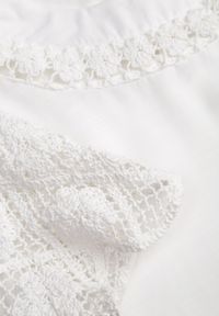 Born2be - Biała Bluzka Ozdobiona Ażurowymi Rękawkami Kelnila. Okazja: na co dzień, do pracy. Kolor: biały. Materiał: jeans. Długość rękawa: krótki rękaw. Długość: długie. Wzór: aplikacja, ażurowy. Styl: elegancki, casual, klasyczny #5