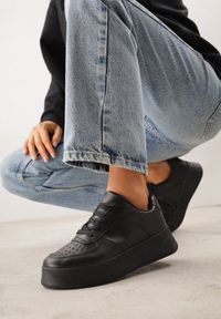 Born2be - Czarne Sneakersy na Platformie z Kultową Perforacją z Przodu Issaden. Okazja: na co dzień. Kolor: czarny. Materiał: jeans. Wzór: nadruk. Obcas: na platformie #1